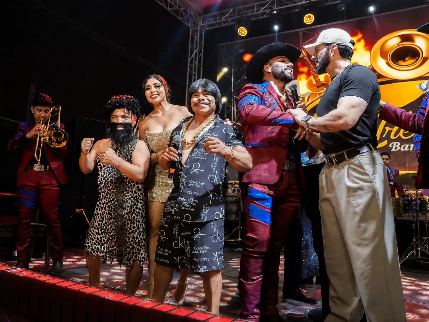 Presentación de la agrupación La Reyna de Monterrey durante el en vivo de La Treviñosa