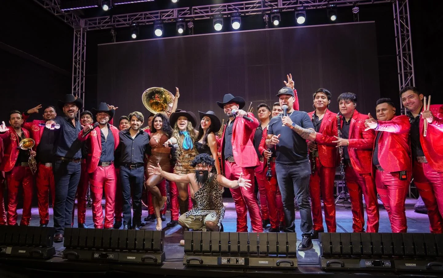 Foto grupal de La Treviñosa con Eli Esparza, Konan Big, invitados y equipo al cierre del live
