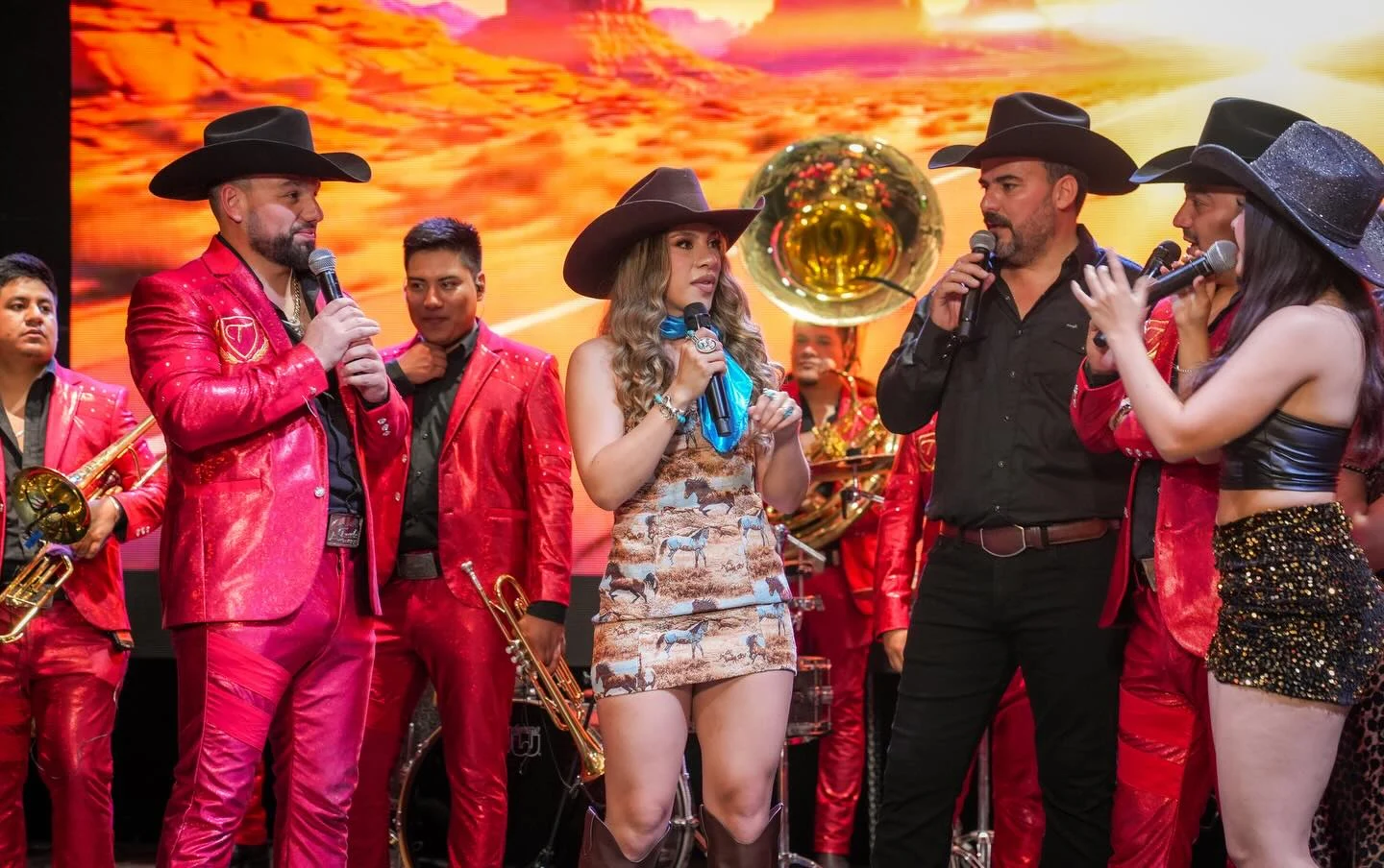 Eli Esparza participando en el en vivo junto a Luis Chapa, Valeria García y La Treviñosa Banda Regia