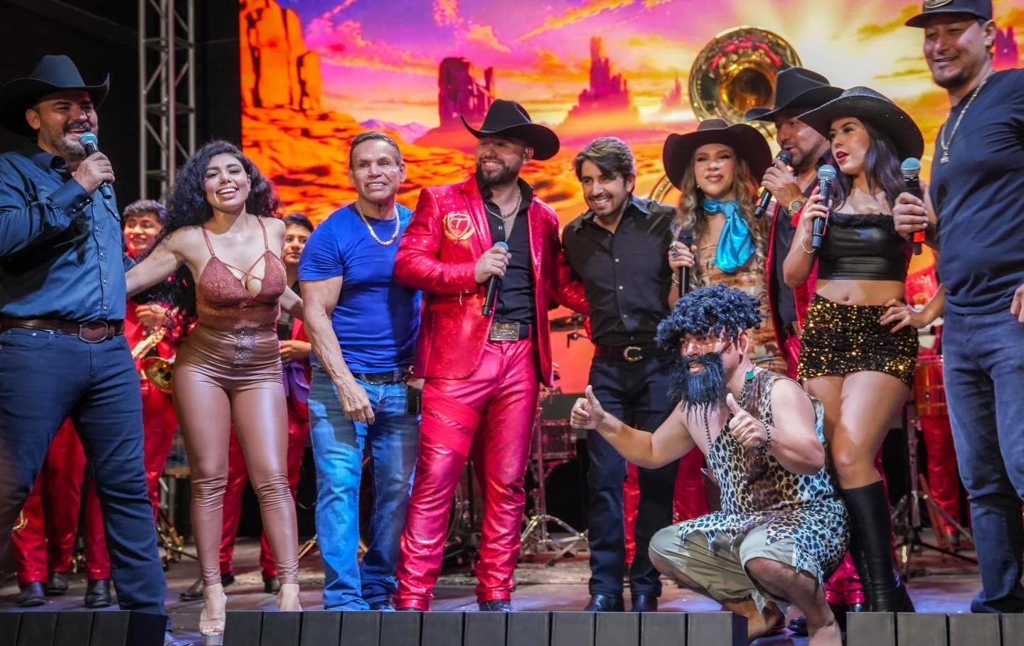 Joss Favela, Eli Esparza, Konan Big y La Treviñosa Banda Regia reunidos sobre el escenario
