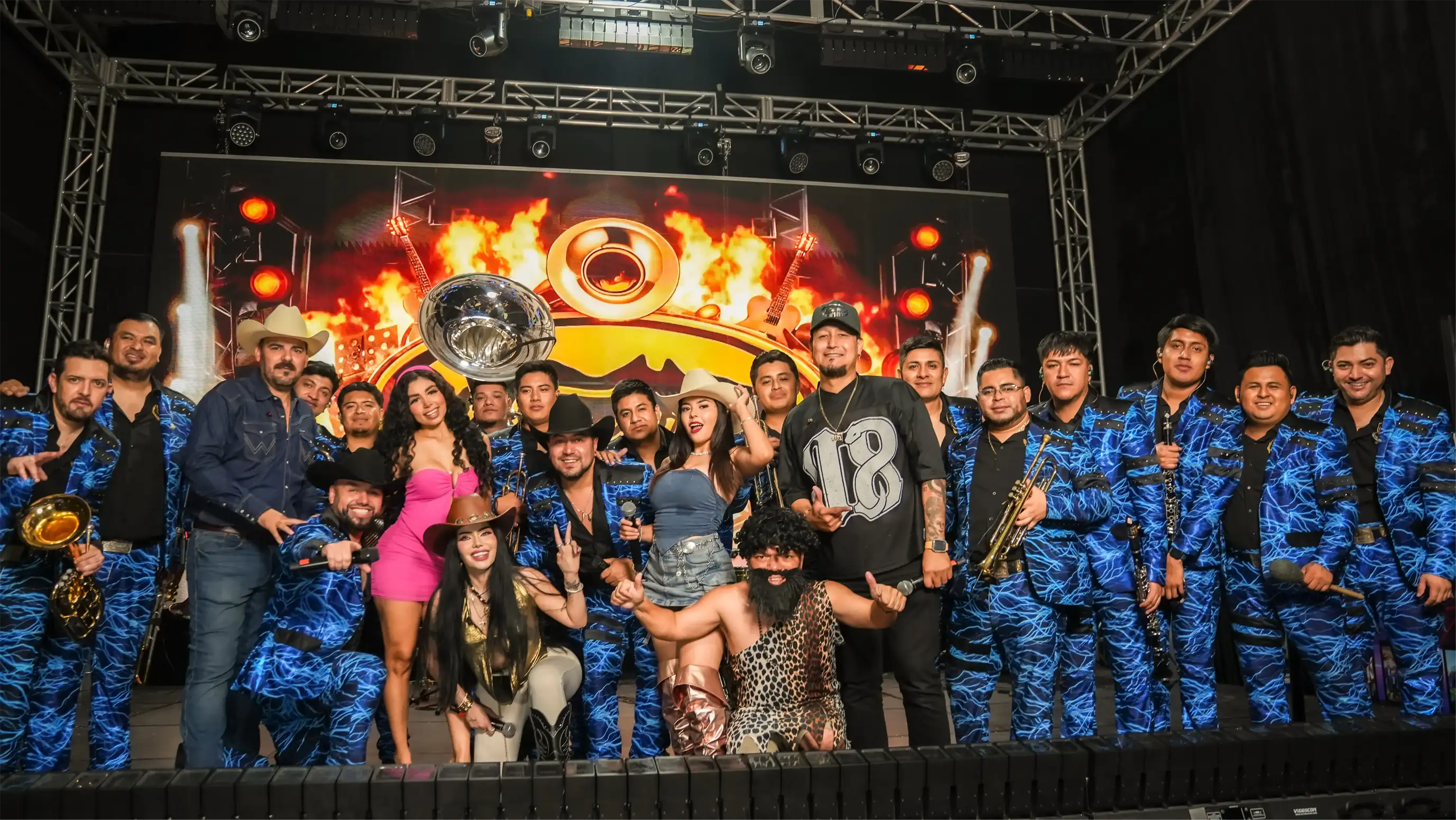 Foto grupal de La Treviñosa con Sol León, Valeria García e invitados al cierre del live