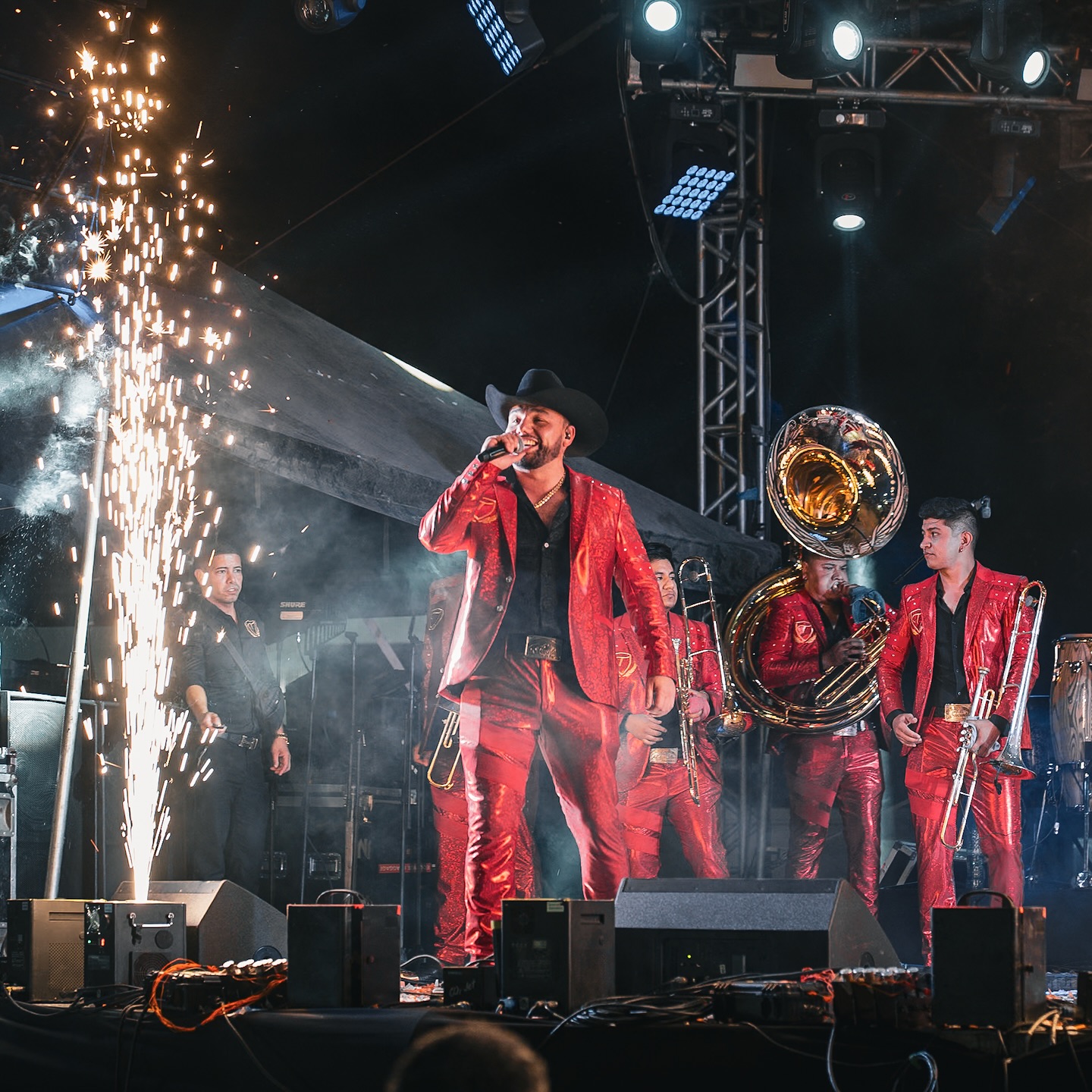 Postal actual de La Treviñosa Banda Regia en escenario grande