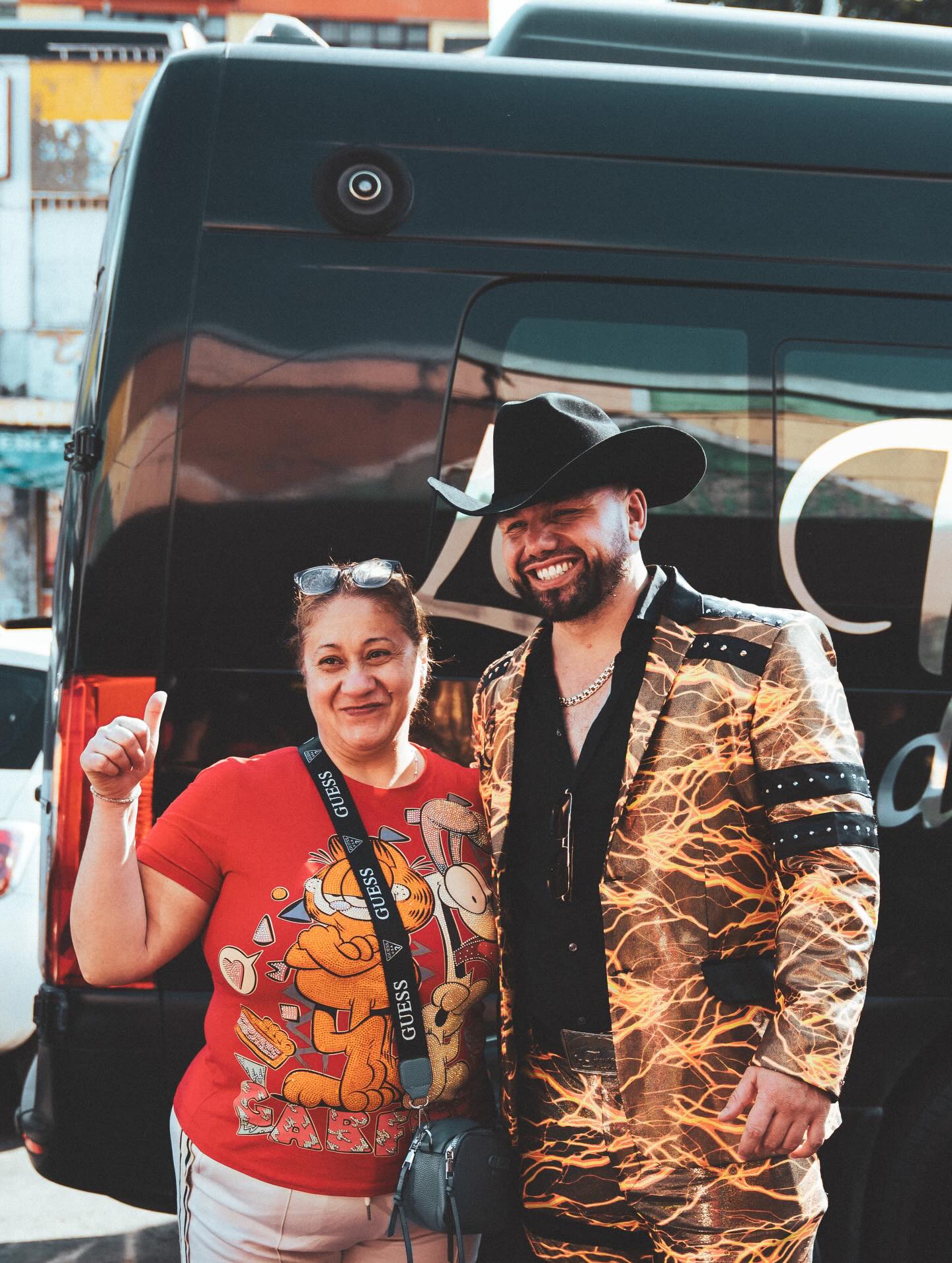 Postal de carretera y cercanía con el público de La Treviñosa Banda Regia
