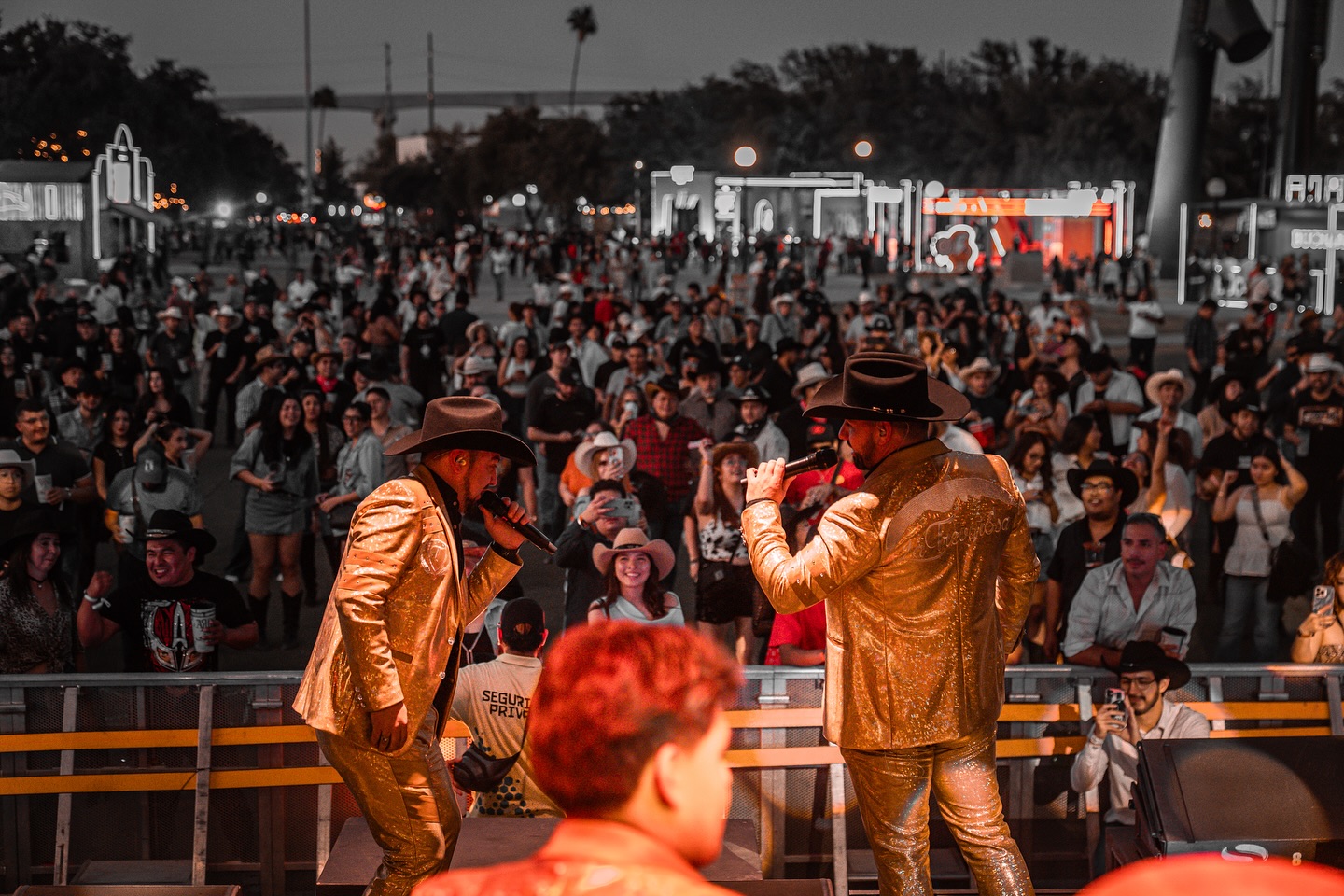 Integrantes de La Treviñosa Banda Regia en sesión de fotos